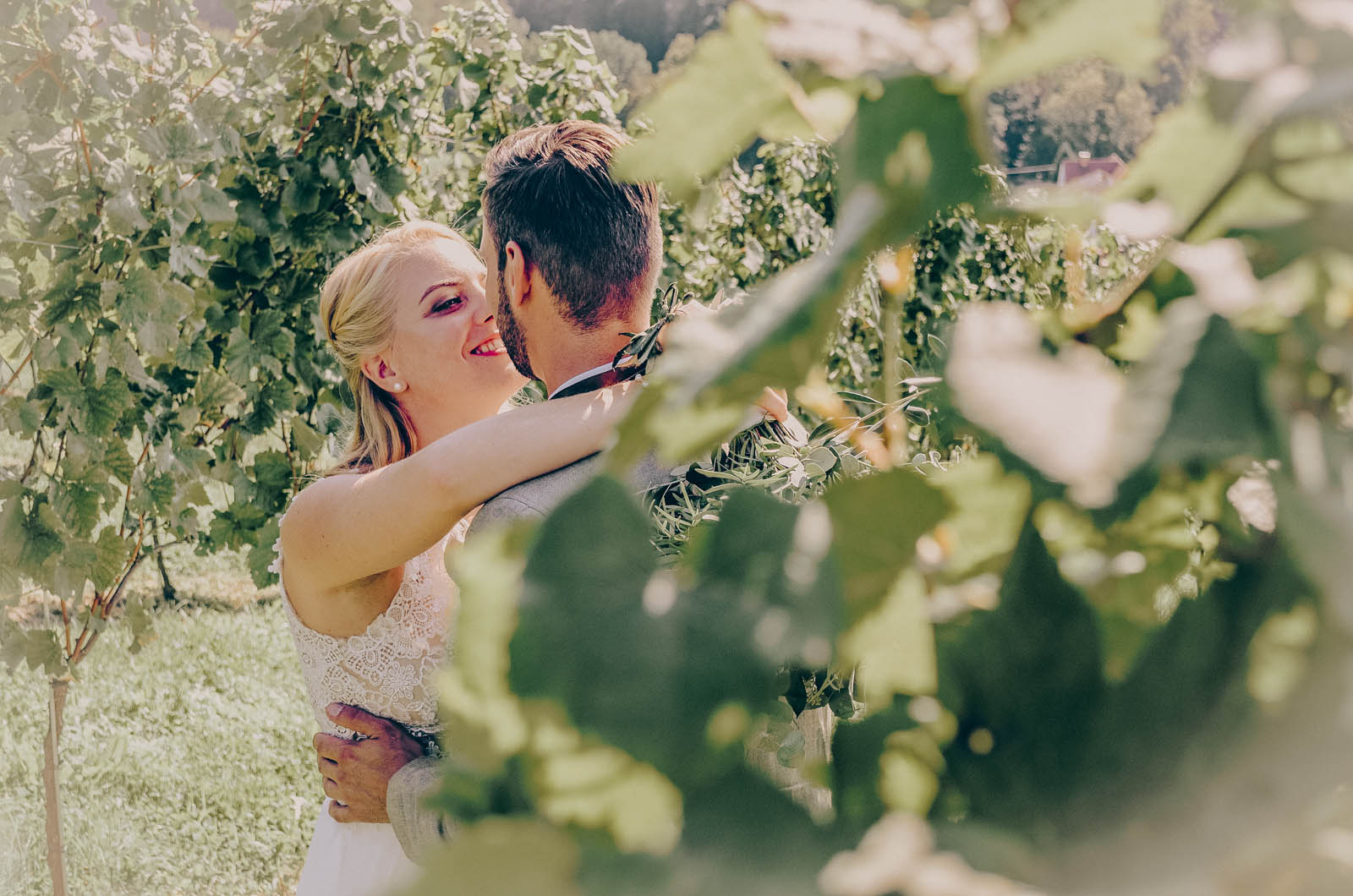 Glückliches Brautpaar im Weingarten - Hochzeitsvidoe in der Steiermark