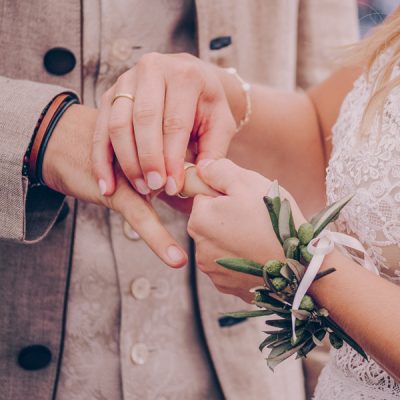 Brautpaar steckt die Ringe an - Hochzeitsvideografie