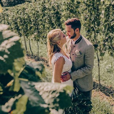 Hochzeitsvideografie im Weingarten mit einen glücklichen Brautpaar